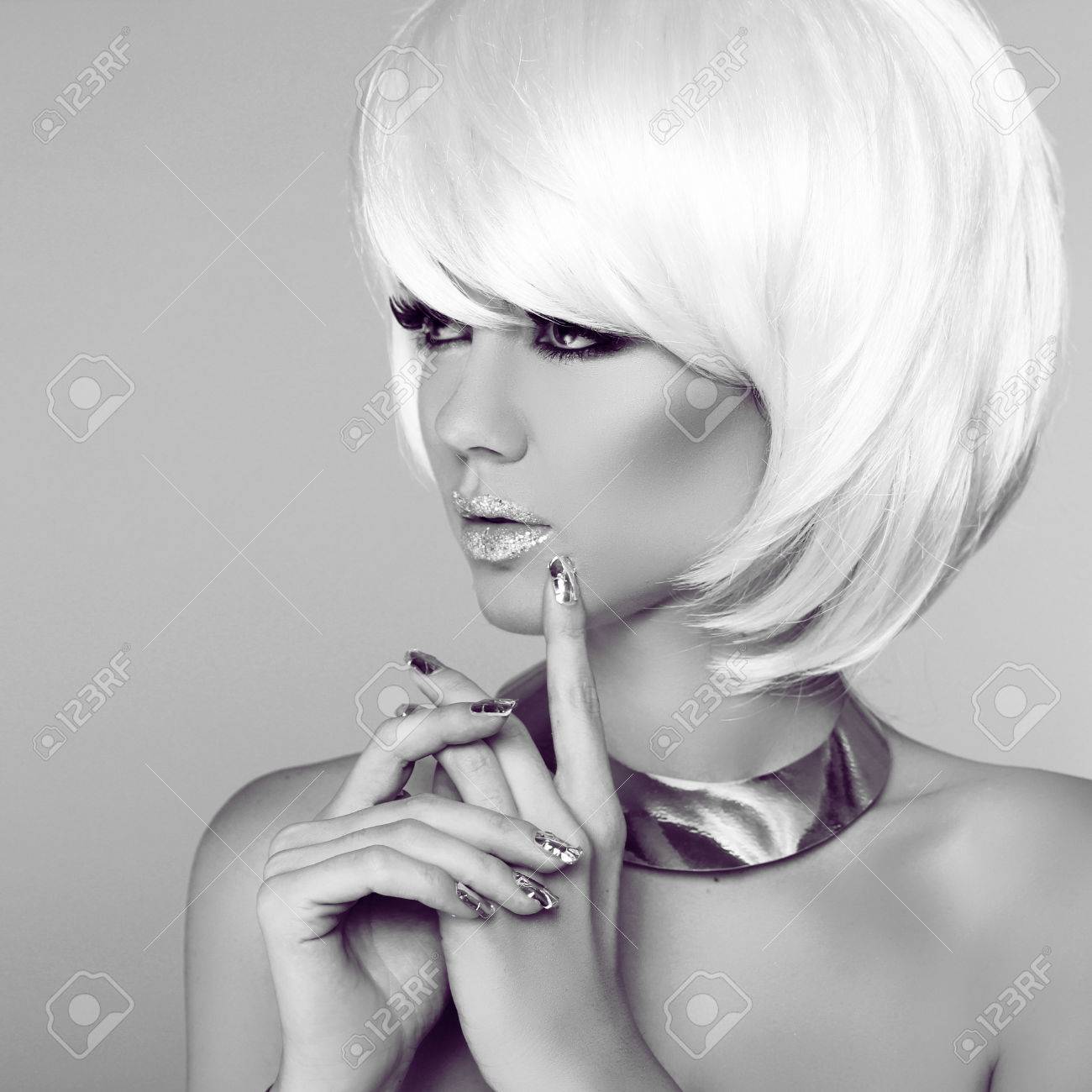 Chica Rubia De La Manera Retrato De La Belleza Mujer Blanco Cabello Corto Unas Cuidadas Foto Blanco Y Negro Fringe Style Vogue Fotos Retratos Imagenes Y Fotografia De Archivo Libres De Derecho