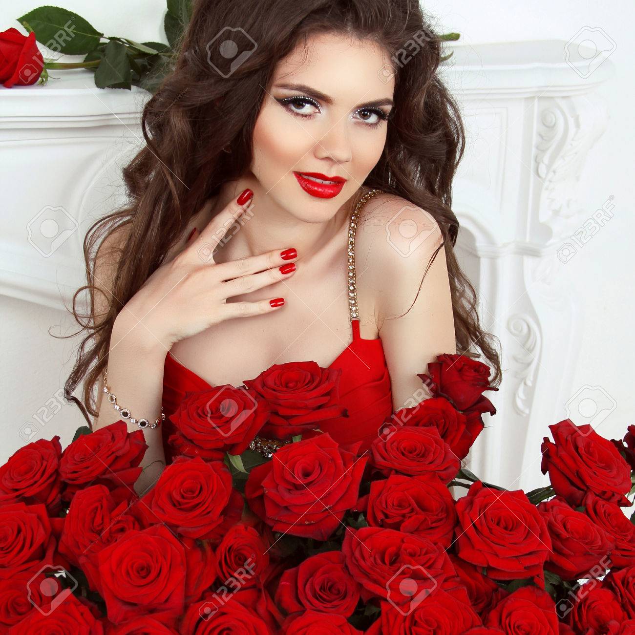Retrato De San Valentín De La Hermosa Mujer Morena Con El Ramo De Rosas  Rojas, El Día De San Valentín. Uñas Cuidadas. Fotos, Retratos, Imágenes Y  Fotografía De Archivo Libres De Derecho.