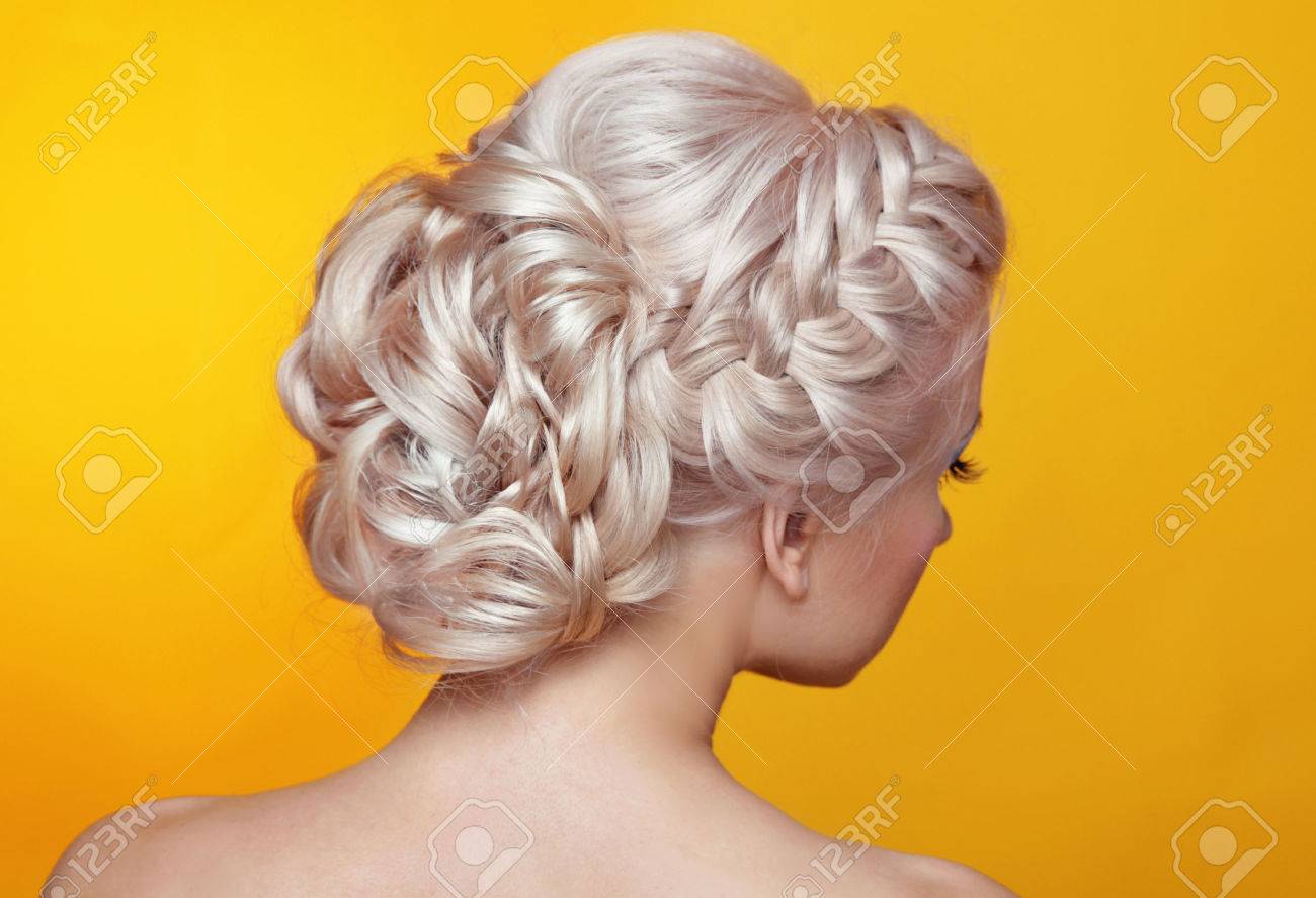 美しい結婚式のヘアスタイル 花嫁 巻き髪スタイルを持つブロンドの女の子 の写真素材 画像素材 Image