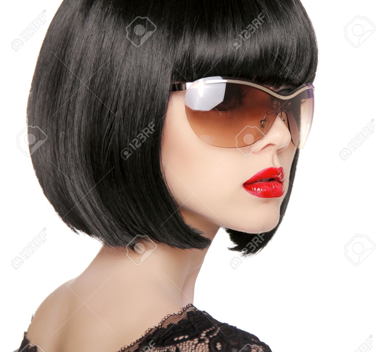 Modèle brune lunettes de soleil de mode. Belle femme glamour avec coiffure courte noir isolé sur fond blanc.