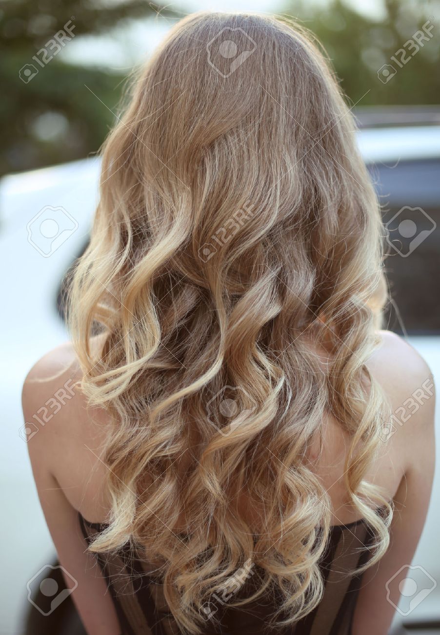 健康な髪 巻き毛の長い髪型 金髪の毛を背面します 髪のスタイリング の写真素材 画像素材 Image