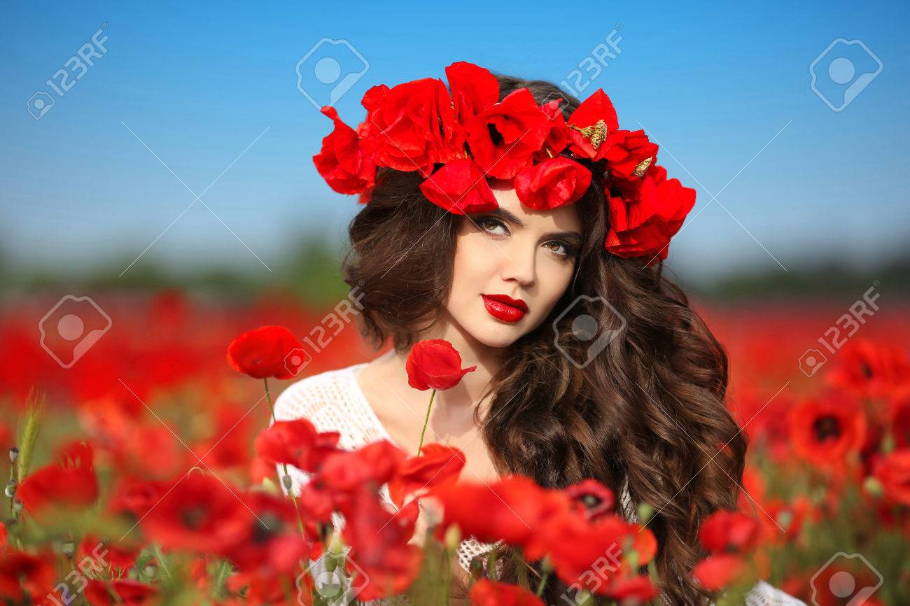 Belle Femme Brune Dans Un Champ De Coquelicots Avec Des Fleurs Attrayant Adolescente Beaute Modele Exterieur Avec Des Levres Rouges Portrait Banque D Images Et Photos Libres De Droits Image Belle Femme Brune Dans Un Champ De Coquelicots Avec Des Fleurs Attrayant Adolescente Beaute Modele Exterieur Avec Des Levres Rouges Portrait Banque D Images Et Photos Libres De Droits Image