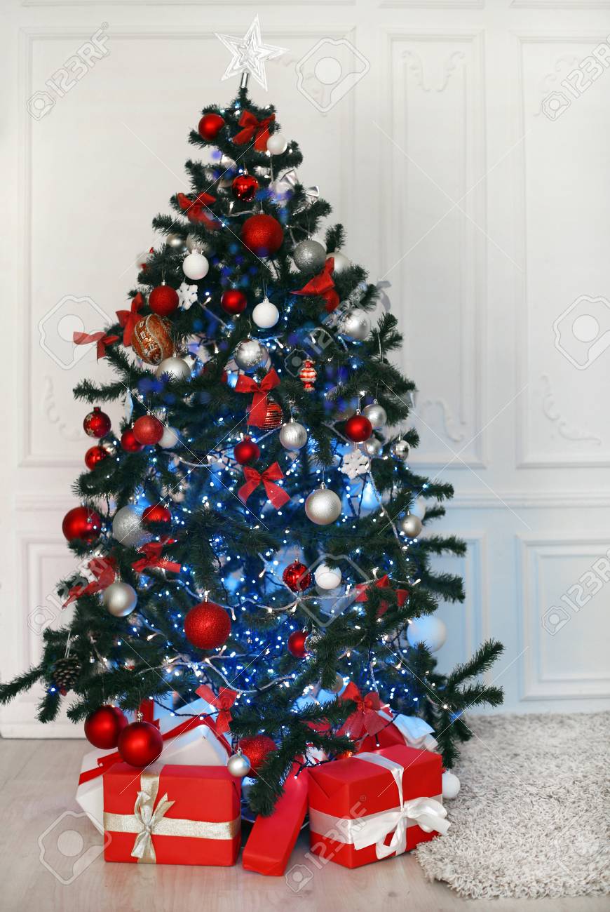 ホリデールームのインテリアホームで白い壁の前に赤い贈り物の装飾とクリスマスツリー の写真素材 画像素材 Image