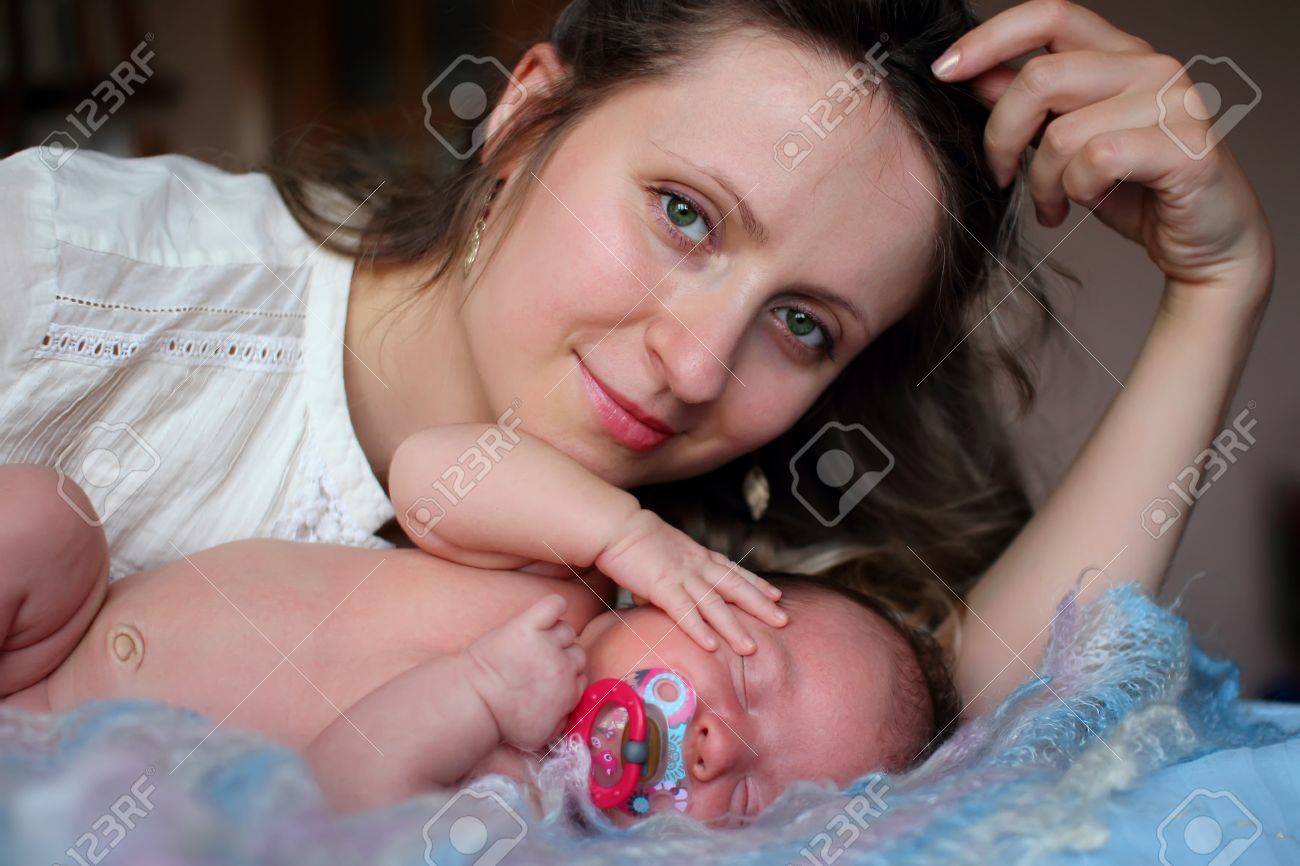 Subspace reverb fetish Mom sits on daughters face