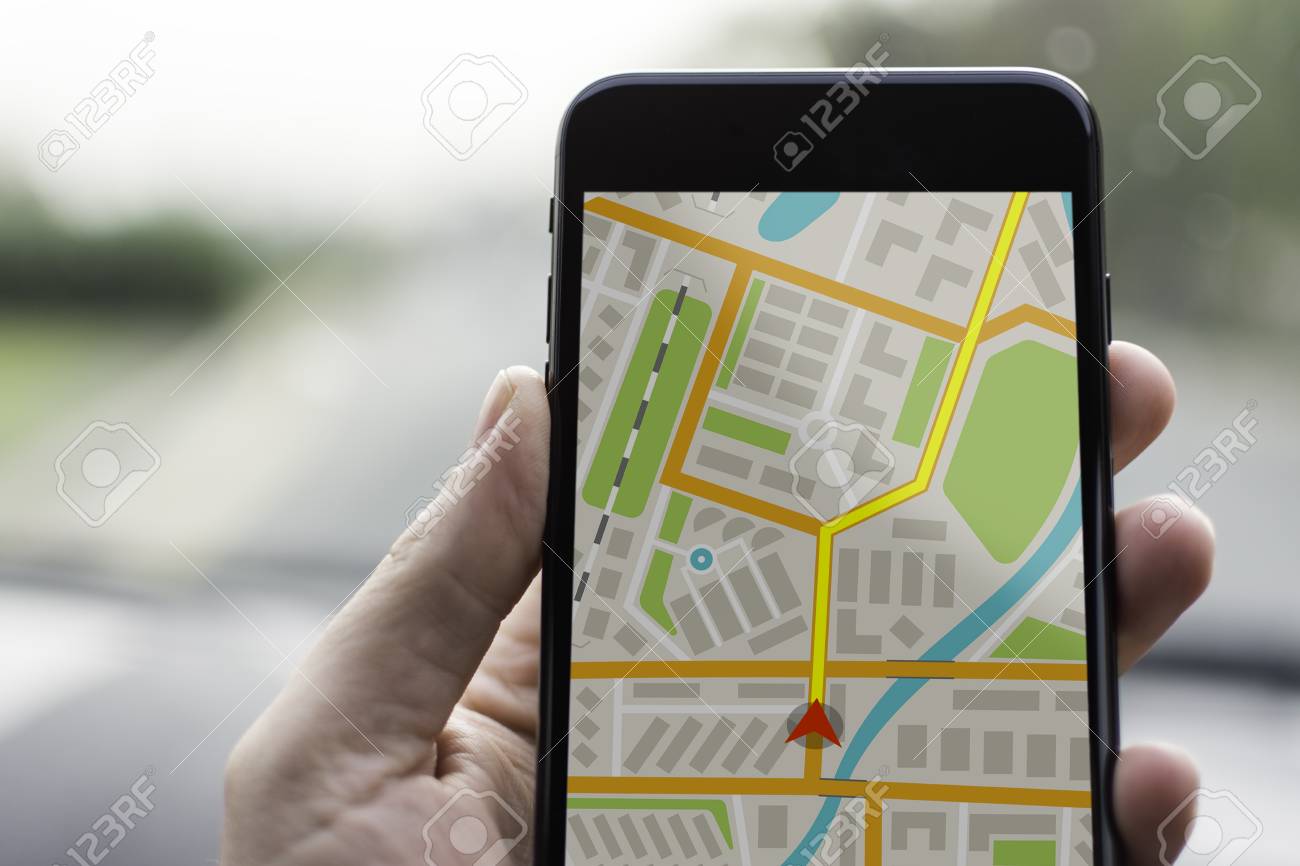 携帯電話のデバイスと輸送の概念上で Gps ナビゲーション ナビゲーション システム 地図コピー スペースとスマート フォンの追跡を使用して男性の手 の写真素材 画像素材 Image