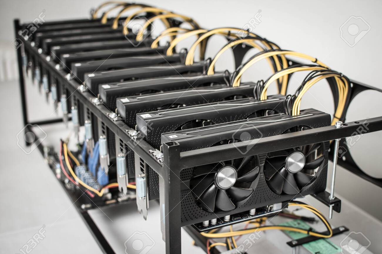 강력한 컴퓨터 그래픽 카드를 사용한 암호화폐 채굴기 로열티 무료 사진, 그림, 이미지 그리고 스톡포토그래피. Image 123775335