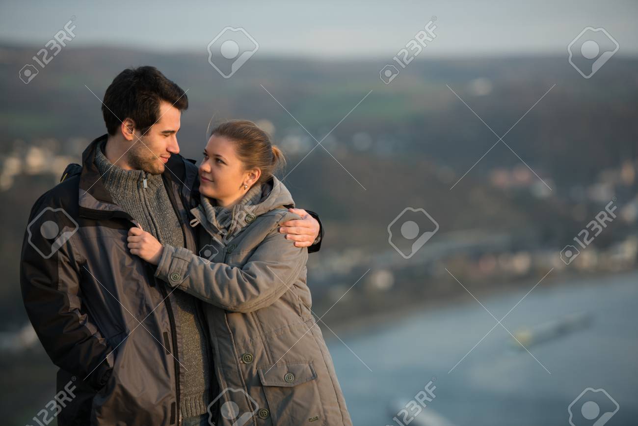 若いカップルがハグし ドイツのライネ川 の写真素材 画像素材 Image