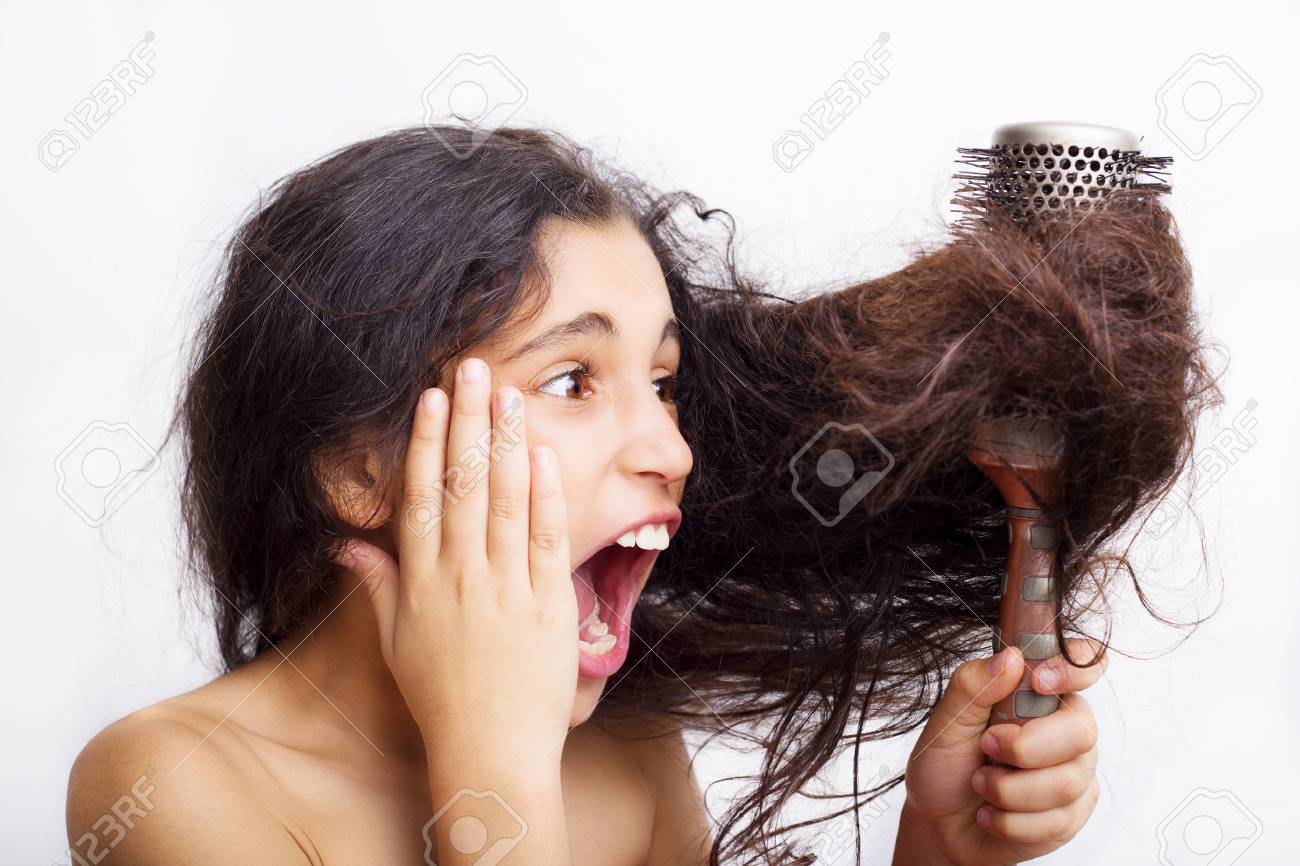 白で隔離手に負えない もつれた長い髪をかきあげる少女の肖像画を髪ケアのコンセプト の写真素材 画像素材 Image 白で隔離手に負えない もつれた長い髪をかきあげる少女の肖像画を髪ケアのコンセプト の写真素材 画像素材 Image