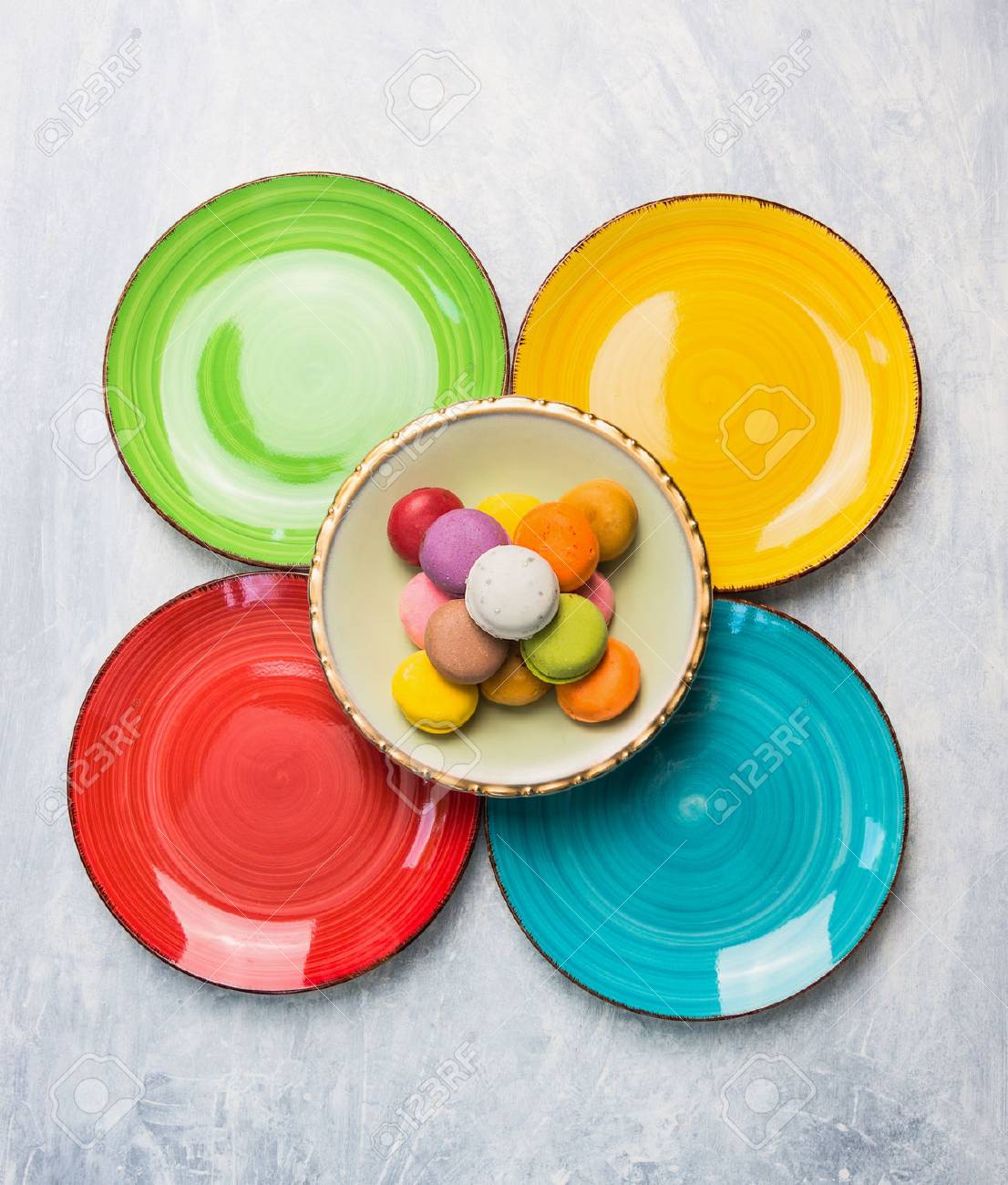 カラフルなマカロン カラー プレート上に表示 Copyspace の写真素材 画像素材 Image