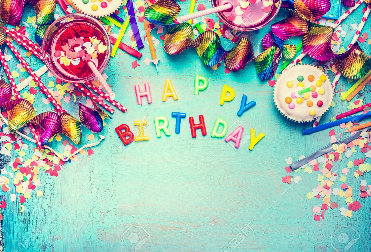 Joyeux Anniversaire Outils De Fete Et Decoration Boissons Sur Fond Chic Malin Turquoise Vue Haute Pour Texte Bordure Horizontale Carte De Voeux Anniversaire Banque D Images Et Photos Libres De Droits Image