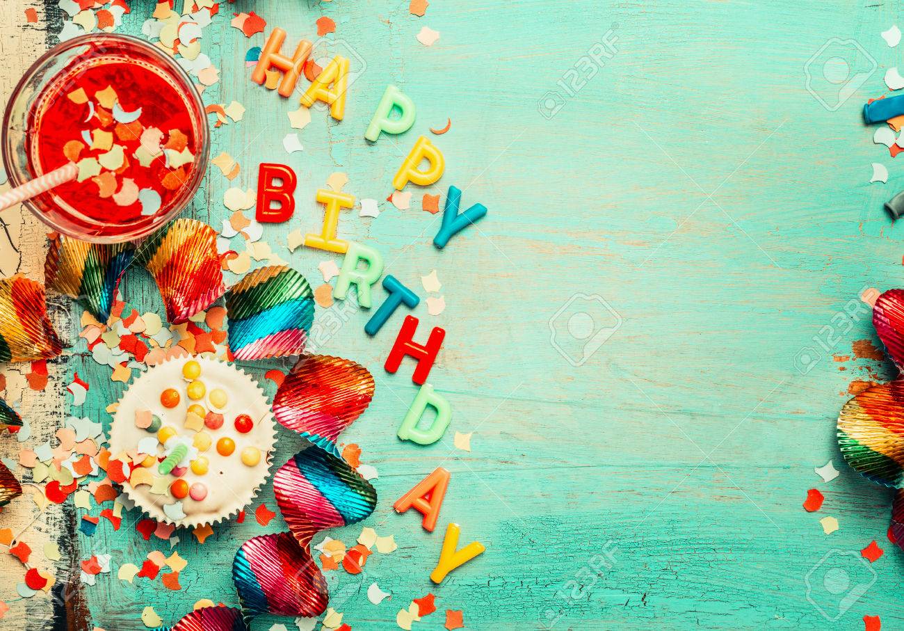 Fond Joyeux Anniversaire Avec Le Lettrage Decoration Rouge Gateau Et Boissons Vue De Dessus Place Pour Le Texte Salutation De Fete Ou D Une Carte D Invitation Banque D Images Et Photos Libres De Droits