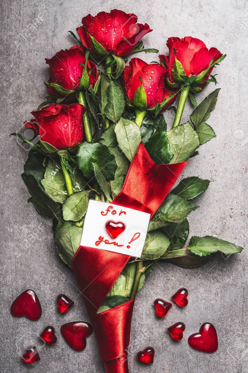 Hermosas Ramo De Rosas Rojas Con Lazo Y Tarjeta De Felicitación Con El  Corazón Y Las Letras Escritas A Mano Para Ti, Vista Desde Arriba. Símbolo  Del Amor De Un Día De