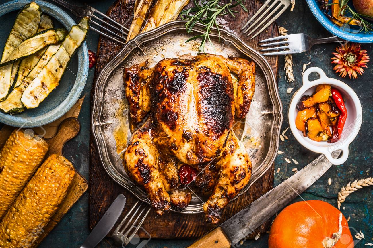 Gebratener Ganzer Truthahn Oder Huhn Mit Organischem Erntegemuse Und Kurbis Fur Erntedankabendessen Auf Rustikalem Tabellenhintergrund Draufsicht Lizenzfreie Fotos Bilder Und Stock Fotografie Image 80509233