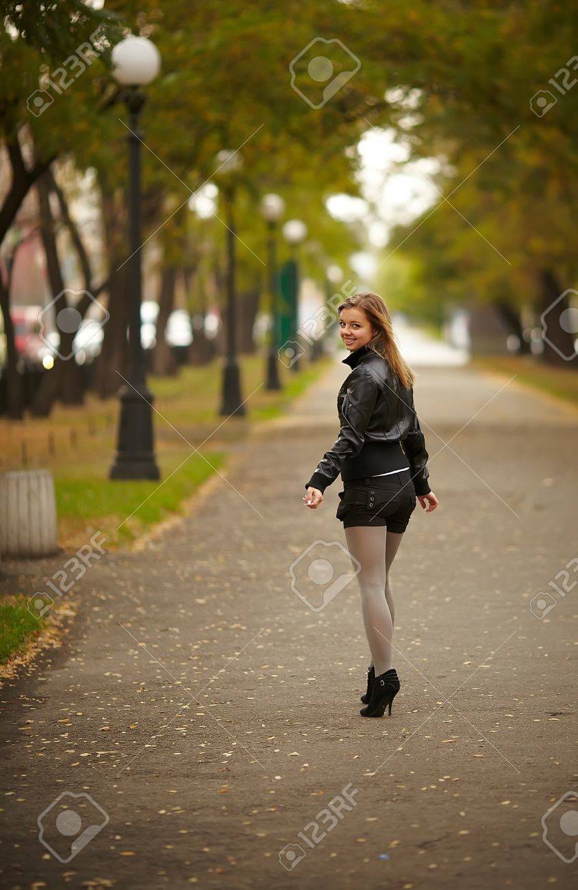 Belle Fille Gaie Et Marche A L Automne Parc Est Sur Aleykii Se Retourne Et Sourit Banque D Images Et Photos Libres De Droits Image 15739874