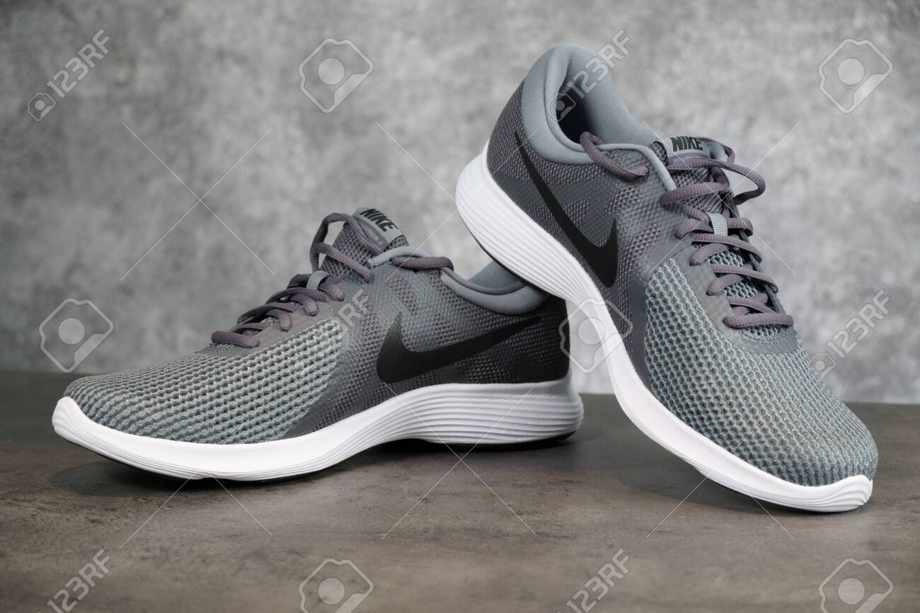 revolution 4 nike mens