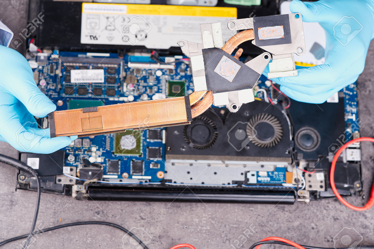 Hände Reparieren Die Hauptplatine Eines PCs Oder Laptop-Notebooks Aus  Nächster Nähe Im Service. Laptop-Reparaturservice. PC-Hardware-Upgrade Und  -Wartung. Ingenieur Repariert Kaputtes Notebook. Lizenzfreie Fotos, Bilder  und Stock Fotografie. Image ...