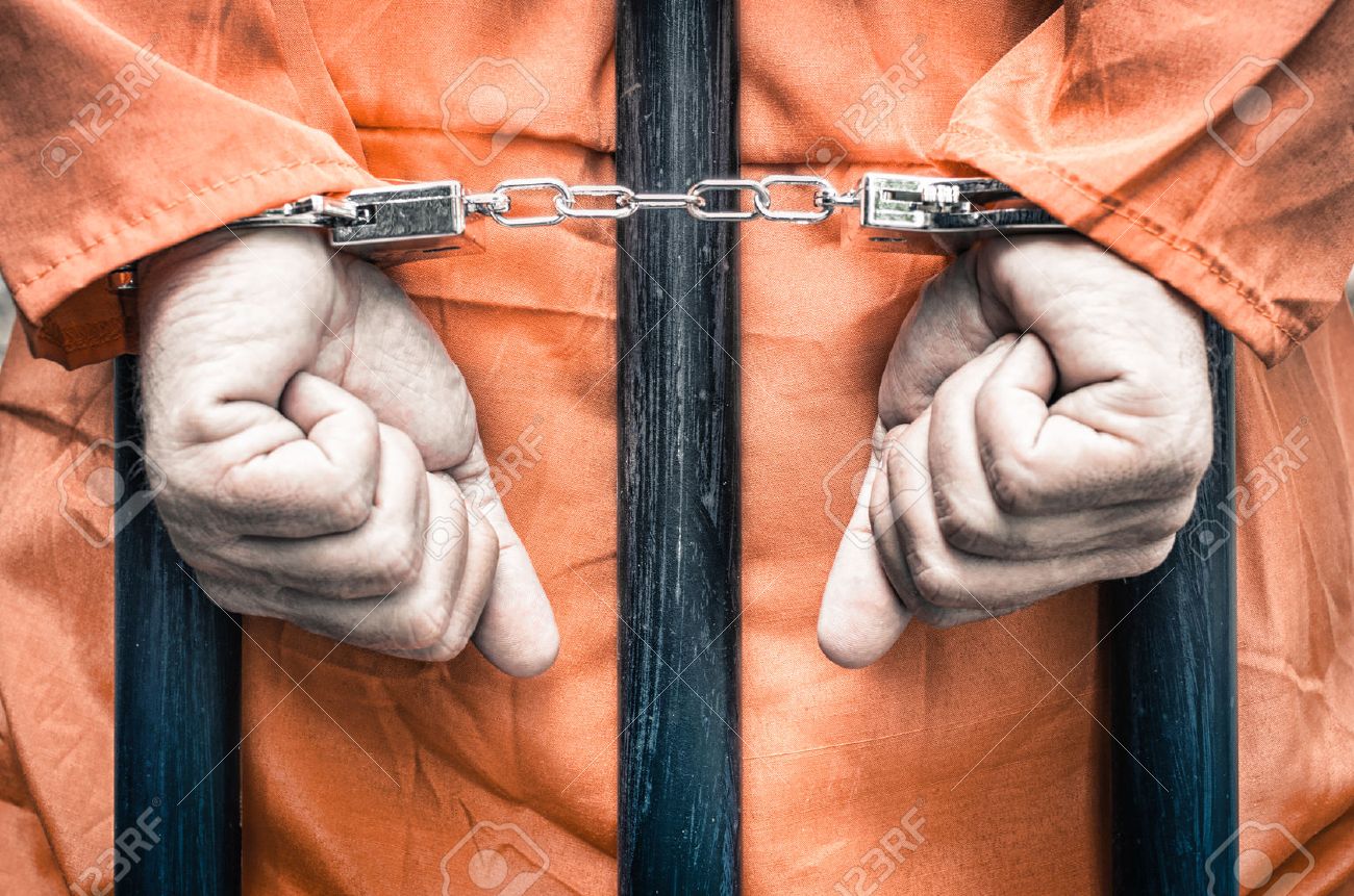 オレンジ色の服を着て 刑務所のバーの後ろに囚人の手の手錠をかけられてシャキッとした彩度劇的なフィルター見て の写真素材 画像素材 Image オレンジ色の服を着て 刑務所のバーの後ろに囚人の手の手錠をかけられてシャキッとした彩度劇的なフィルター見て の写真素材 画像素材 Image