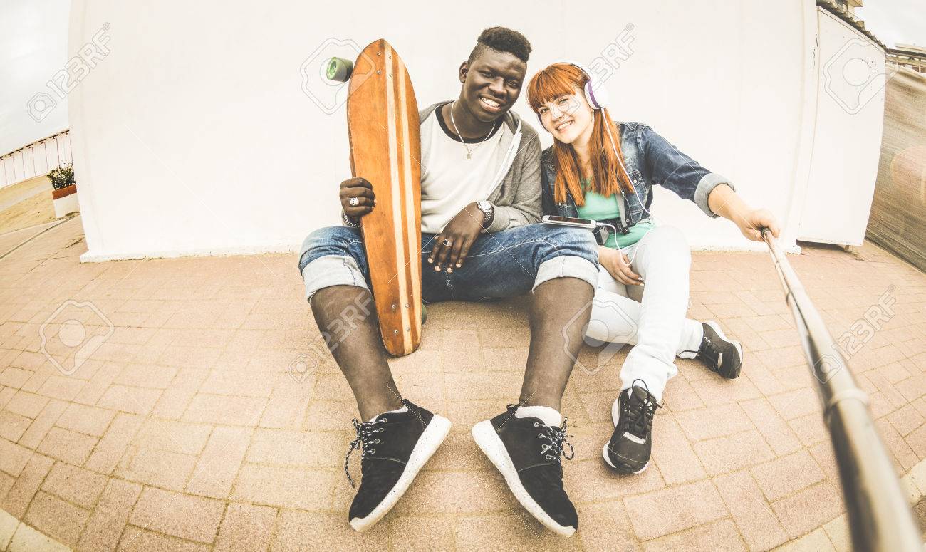 都市のファッション スタイル アフリカ系アメリカ人の男と女の子 Redhair レトロなビンテージ フィルターのトレンディな人々 との関係概念 の写真素材 画像素材 Image 都市のファッション スタイル アフリカ系アメリカ人の男と女の子 Redhair レトロなビンテージ フィルターのトレンディな人々 との関係概念 の写真素材 画像素材 Image