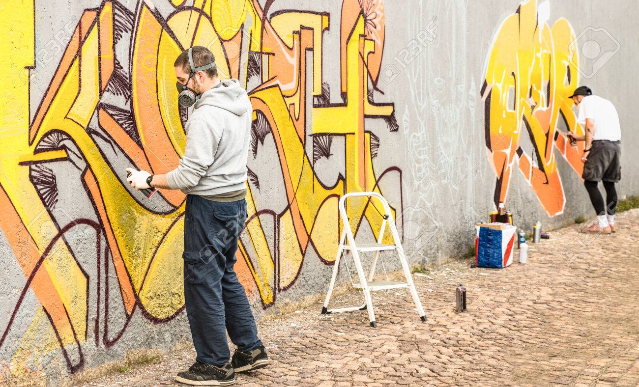 Los Artistas De La Calle Urbana Pintura Pintada De Colores En La