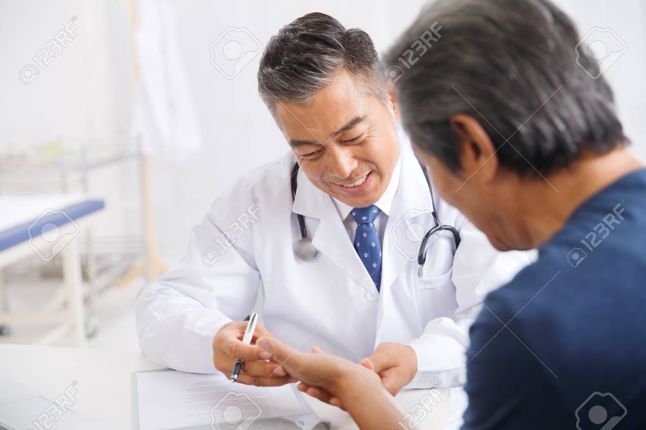 the doctor to the diagnosis and treatment in patients ロイヤリティー