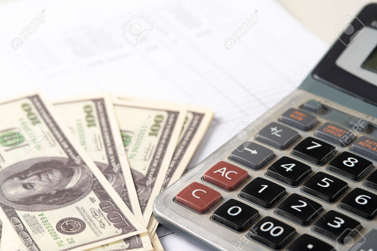 돈 달러와 계산기 경제 개념 돈 분배 유로화 19년 대유행 이후 위기 달러가 하락하거나 상승하고 있습니다. 로열티 무료 사진, 그림,  이미지 그리고 스톡포토그래피. Image 171622581