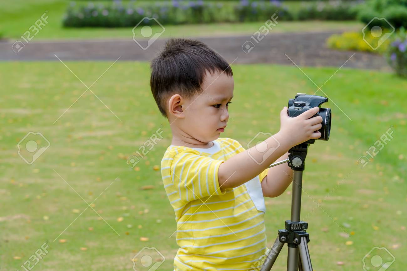 アジアの赤ちゃん男の子撮影デジタル一眼レフ カメラと三脚で自然グラフィー の写真素材 画像素材 Image