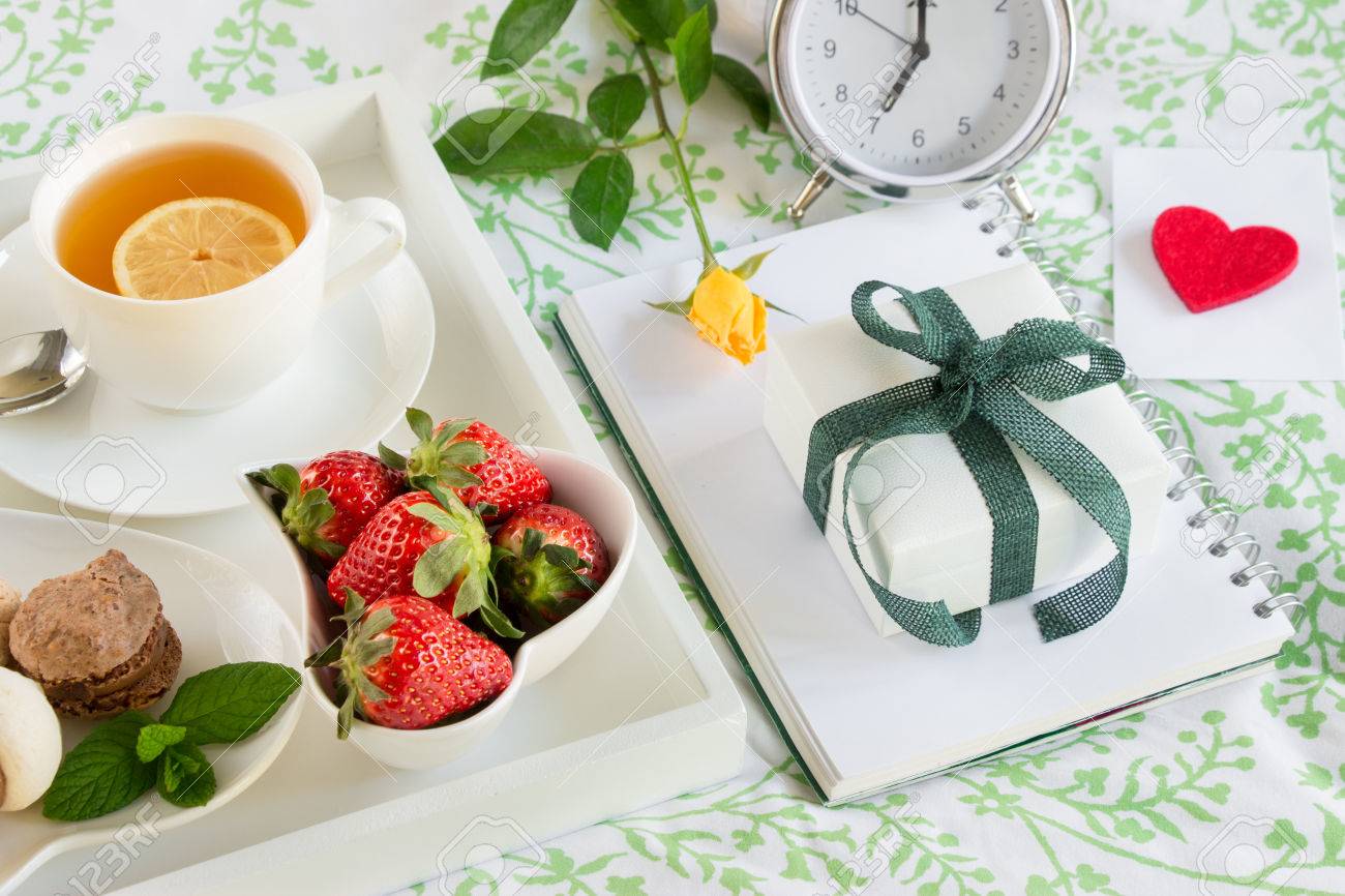 Fruhstuck Im Bett Von Grunem Tee Erdbeeren Bonbons Auf Einem Weissen Tablett Neben Geschenk Box Gelbe Rose Umschlag Mit Herz Wecker Romantisches Fruhstuck Im Bett Und Geschenk Mit Liebe Konzept Horizontal Lizenzfreie Fotos