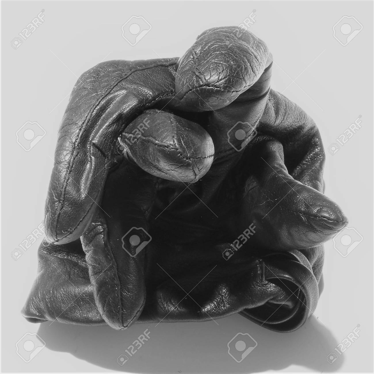 黒い織物 未来的な光沢黒い物質 白い背景に黒織布モンスター 白い背景に黒い織布 白い背景に緑色のトーンの黒い織布 白い背景に黒織布モンスタークルーガー の写真素材 画像素材 Image