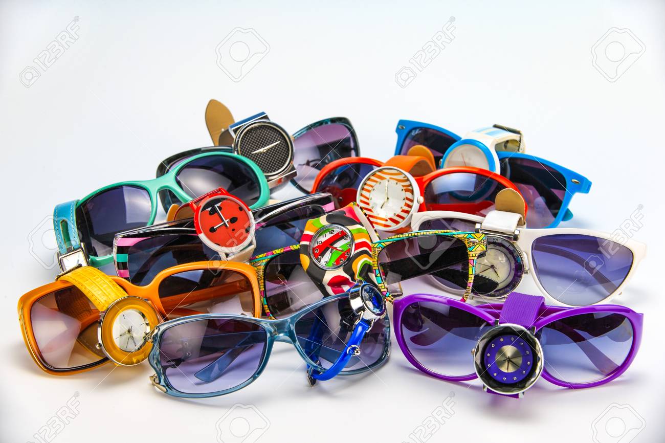 Collage Von Mehrfarbigen Armbanduhren Und Sonnenbrille Auf Mehrfarbige Sonnenbrille Auf Einem Schwarzen Hintergrund