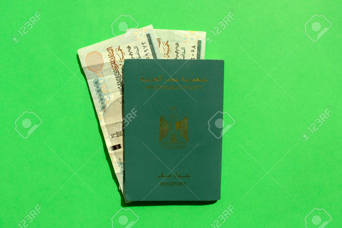 녹색 배경에 고립 된 이집트 통화 파운드와 이집트 여권의 아랍 공화국. 국가 통화가 있는 이집트 여권 로열티 무료 사진, 그림, 이미지  그리고 스톡포토그래피. Image 168313869