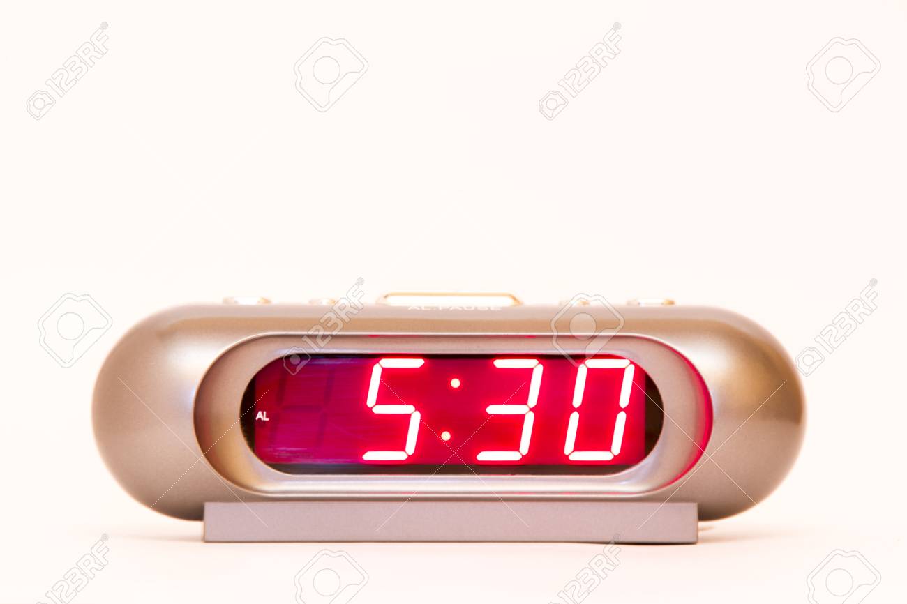 Reloj Despertador Electronico Con Iluminacion Roja Y El Tiempo 5 30 Fotos Retratos Imagenes Y Fotografia De Archivo Libres De Derecho Image