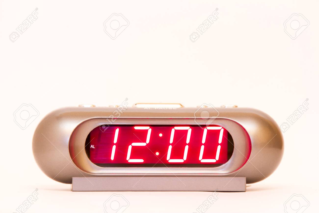 붉은 조명과 시간 12시 전자 시계 알람 시계 로열티 무료 사진, 그림, 이미지 그리고 스톡포토그래피. Image 65746999