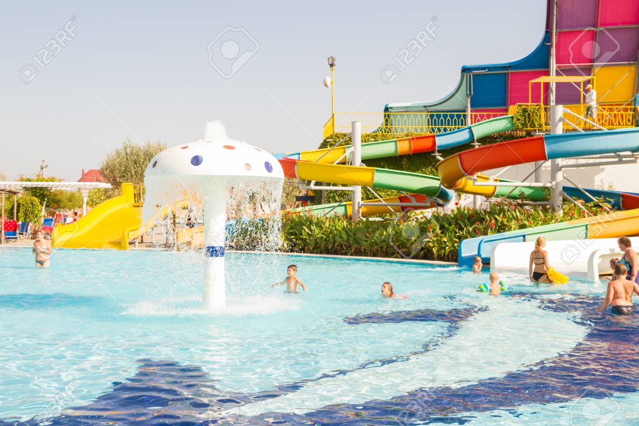 水公園 Evpatoria バナナ共和国 クリミア自治共和国 ロシア 17 年 9 月 4 日 暑い晴れた日にバナナ共和国水公園 の写真素材 画像素材 Image