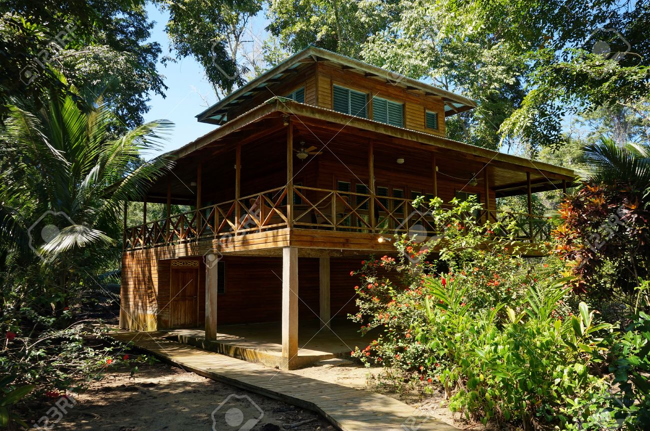 カリブ海 ジャングルの中で熱帯家ボカスデルトロ パナマ Carenero 島 の写真素材 画像素材 Image