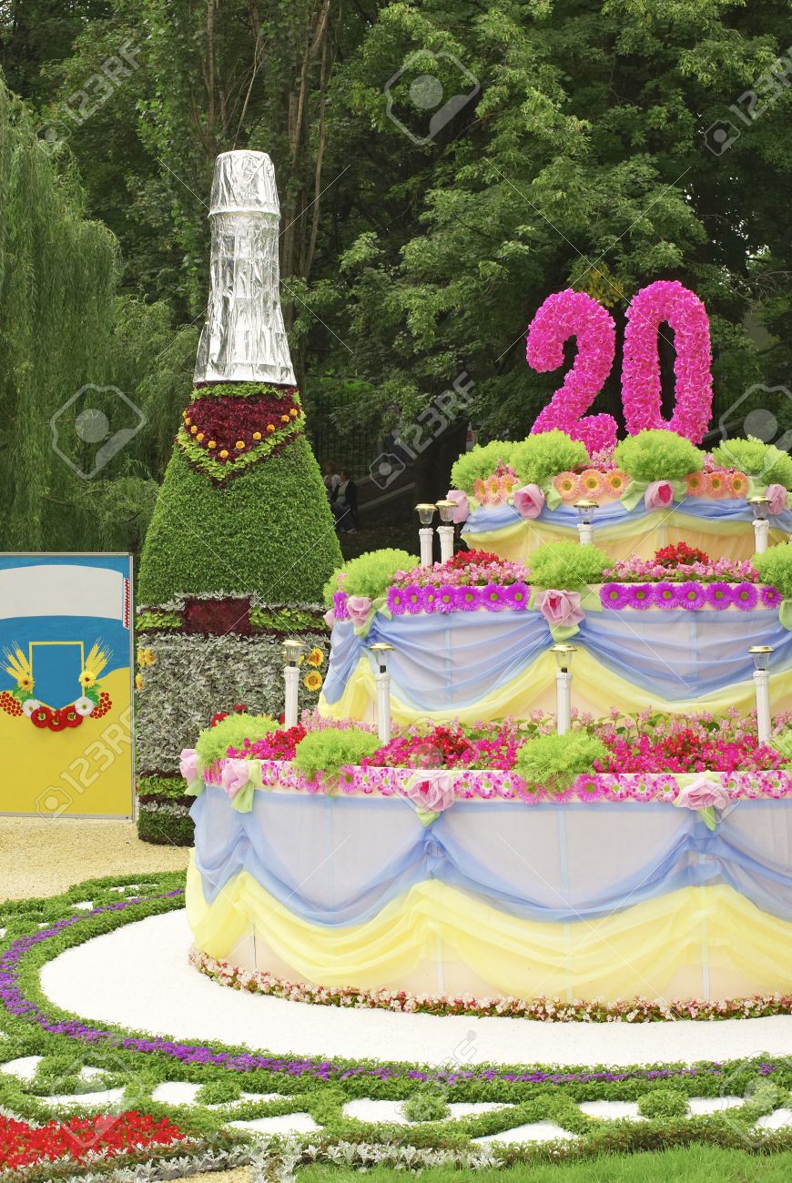 Gateau D Anniversaire Et Une Bouteille De Champagne Pour L Anniversaire De Ans Sont De Brillants Fantastiques De Belles Fleurs Et Des Plantes Banque D Images Et Photos Libres De Droits Image Gateau D Anniversaire Et Une Bouteille De Champagne Pour L Anniversaire De Ans Sont De Brillants Fantastiques De Belles Fleurs Et Des Plantes Banque D Images Et Photos Libres De Droits Image