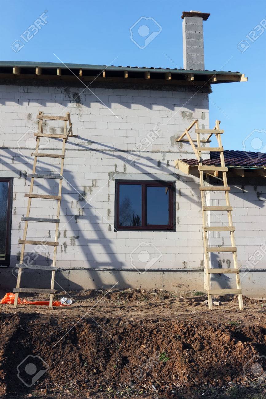 名前の建設を田舎風に当てます 自作木製のはしごの近くのレンガの壁 の写真素材 画像素材 Image