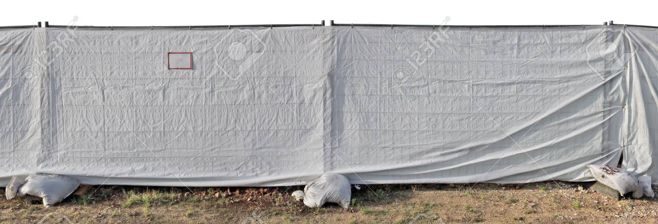 Ein Bauzaun Aus Metallgeflecht Und Einer Weissen Synthetischen Leinwand Handgemachte Collage Von Mehreren Outdoor Fotos Lizenzfreie Fotos Bilder Und Stock Fotografie Image