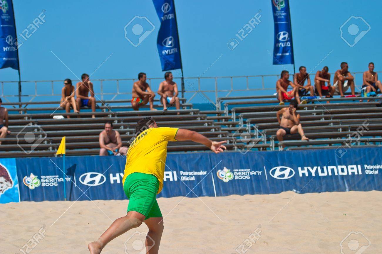 カディス スペイン 7 月 22日 不明なチームプレー ビーチ サッカー スペイン選手権 06 年 7 月 22 日にカディス スペインで La ビクトリア ビーチ上の不明なゴールキーパー の写真素材 画像素材 Image