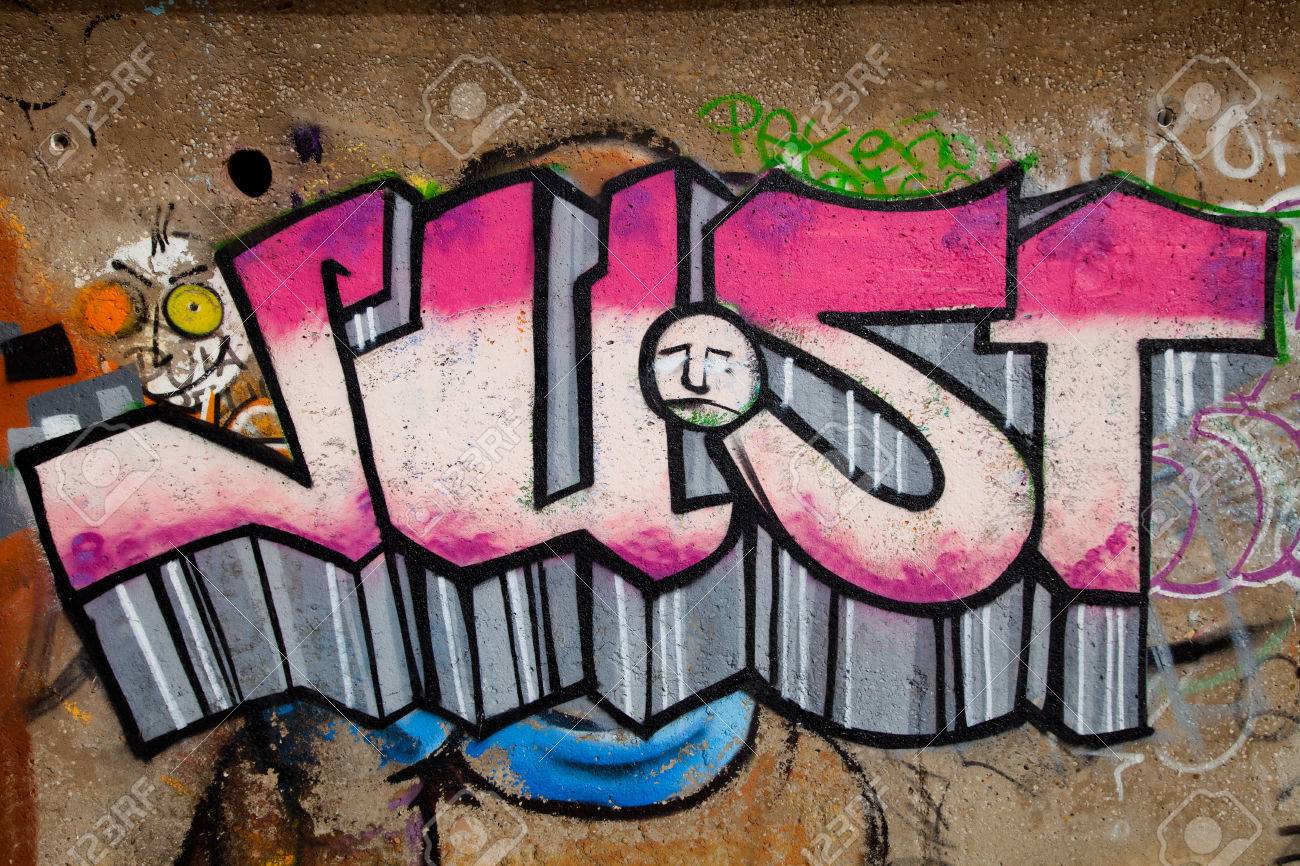 一般的スプレーで壁を塗るに基づいて本当来る都市文化の種のサンプルはグラフィティと呼ばれる の写真素材 画像素材 Image