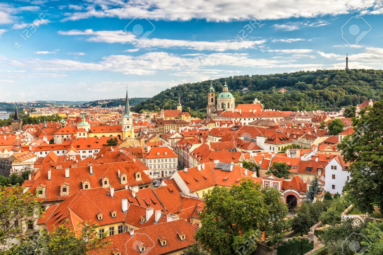 マラー ストラナは、プラハ、チェコ共和国、ヨーロッパの赤い屋根の