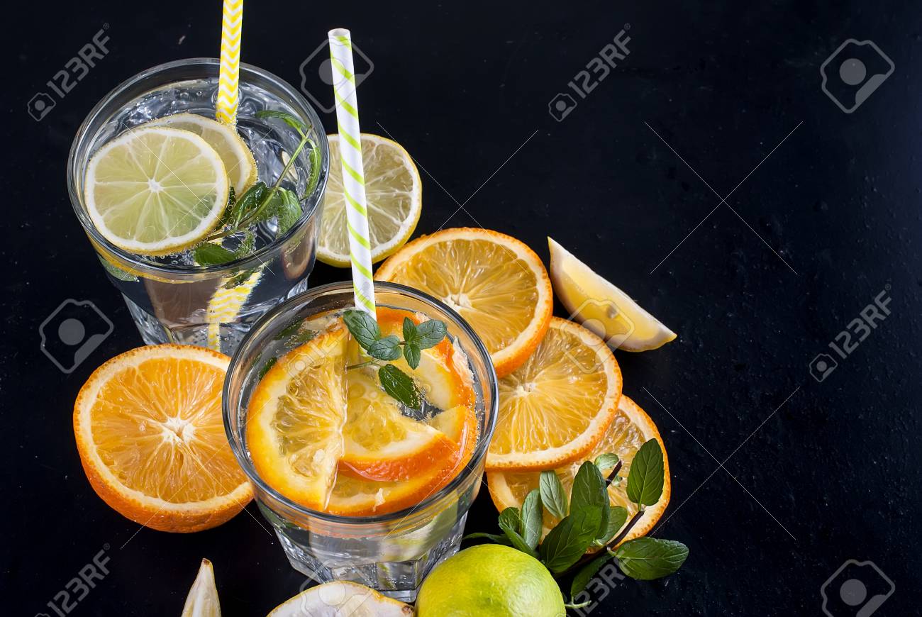 Frische Hausgemachte Limonade Im Glas Mit Zitrone Orange Eis Und Minze Zutaten Fur Limonade Lizenzfreie Fotos Bilder Und Stock Fotografie Image 84501813