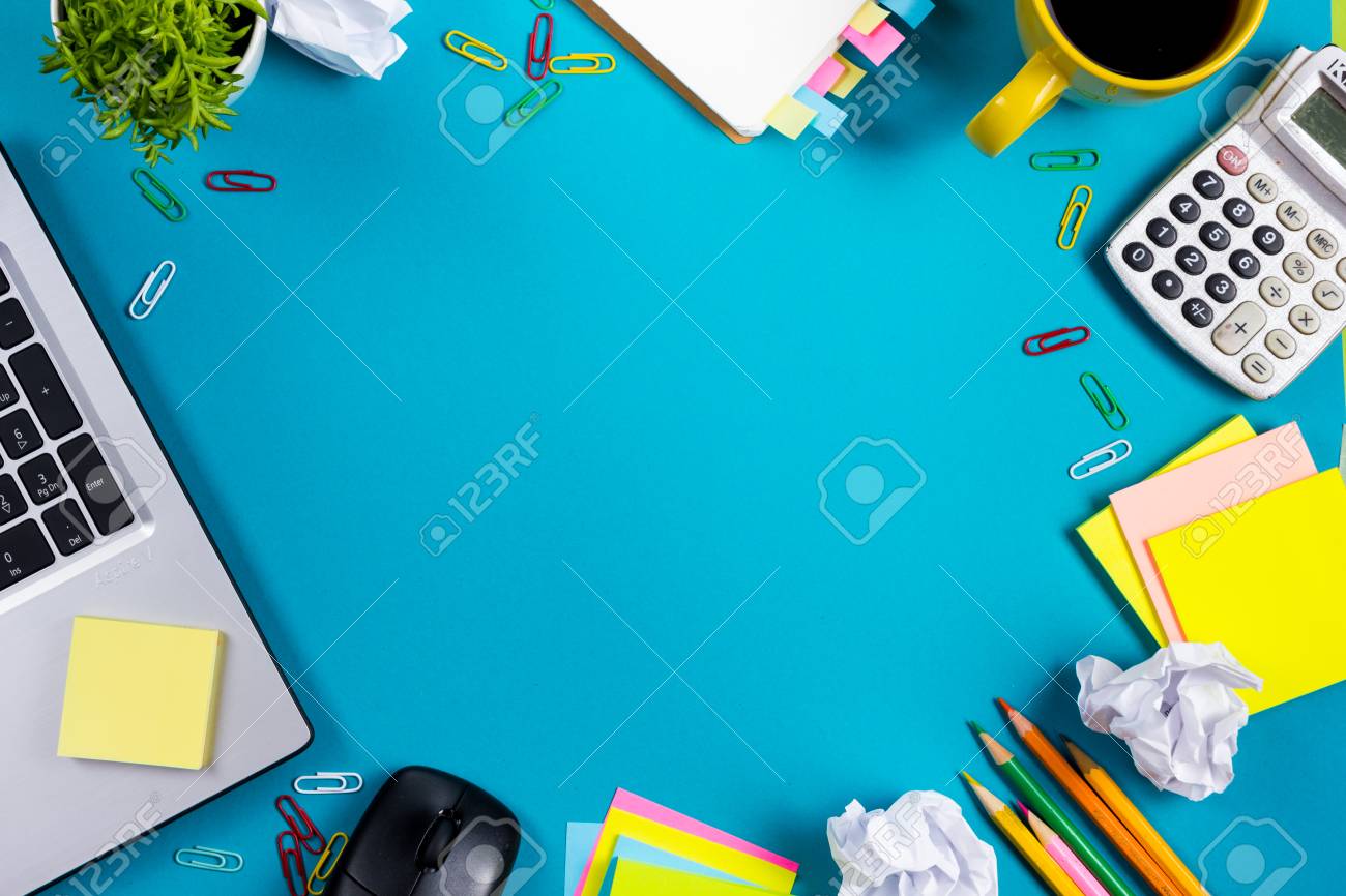 Table De Bureau Bureau Avec Ensemble De Fournitures Colore Blanc Bloc Notes En Blanc Tasse Stylo Pc Papier Froisse Fleur Sur Fond Bleu Vue De Dessus Et Une Copie Espace Pour Le Texte