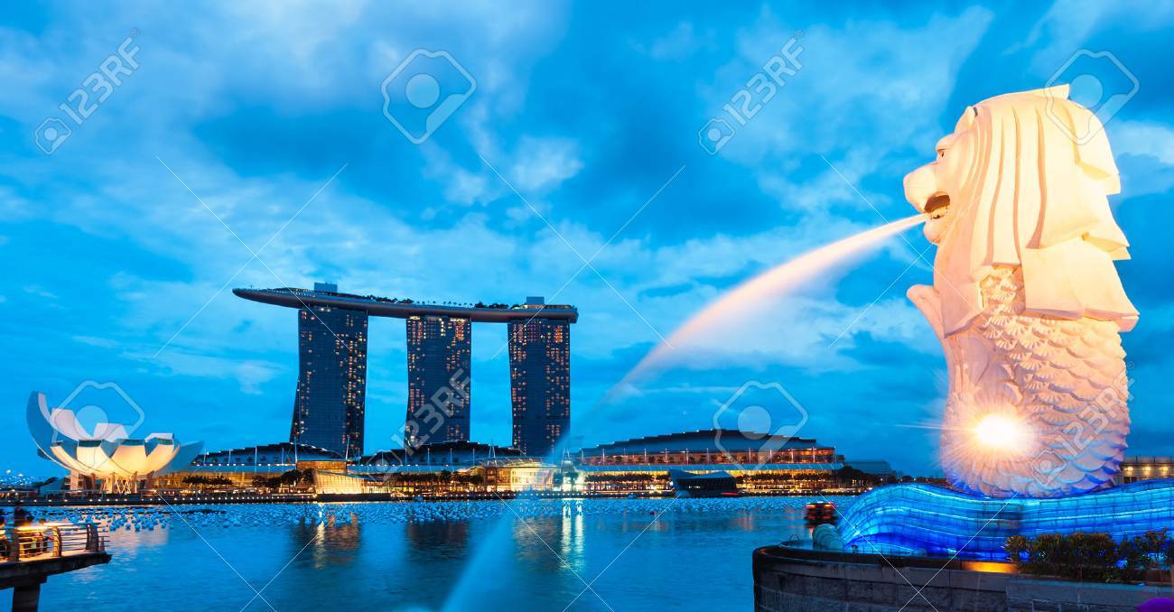 マーライオン シンガポールの夜ライトアップ の写真素材 画像素材 Image