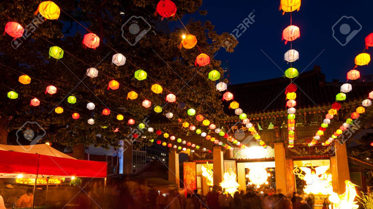 Lanternes De Papier Allumes Au Temple Bongeunsa Pendant L Anniversaire De Bouddha A Seoul En Coree Du Sud Banque D Images Et Photos Libres De Droits Image