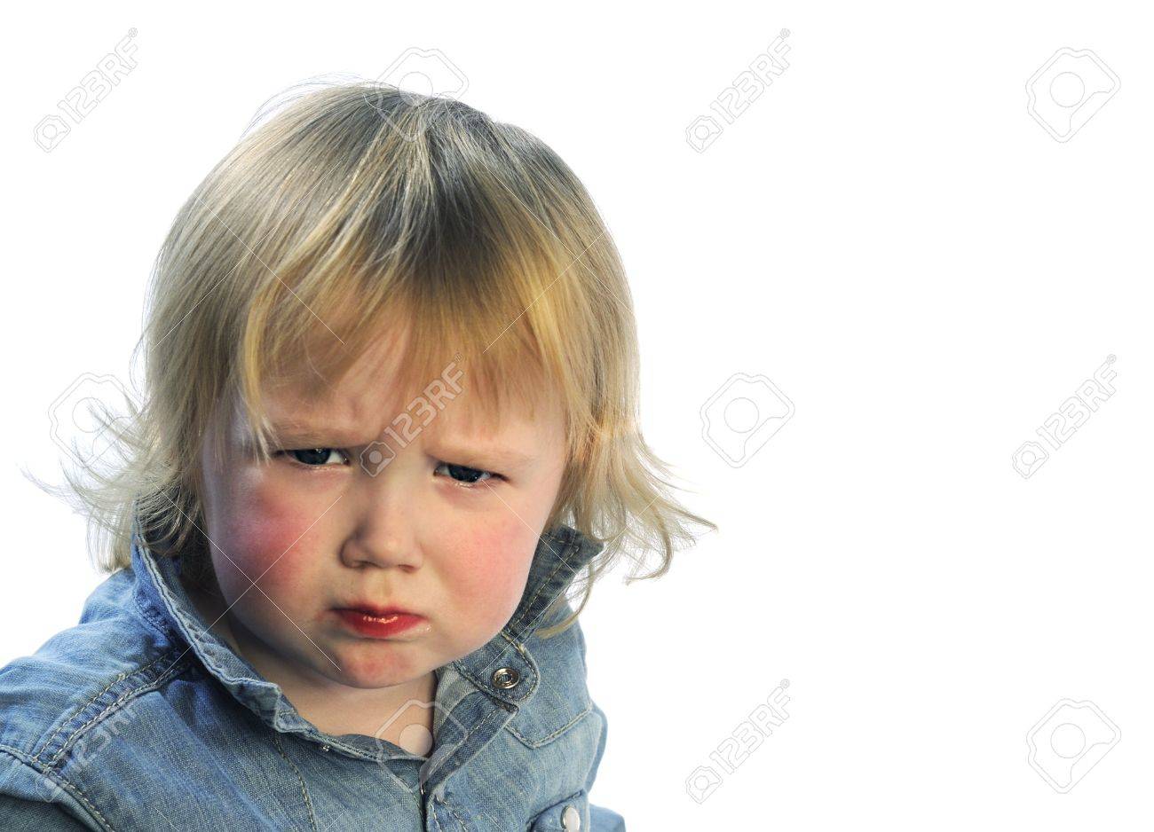 почему дети серьезные. серьезный ребенок картинки. серьезный ребенок. серьезная девочка ребенок. маленькие дети серьезные.