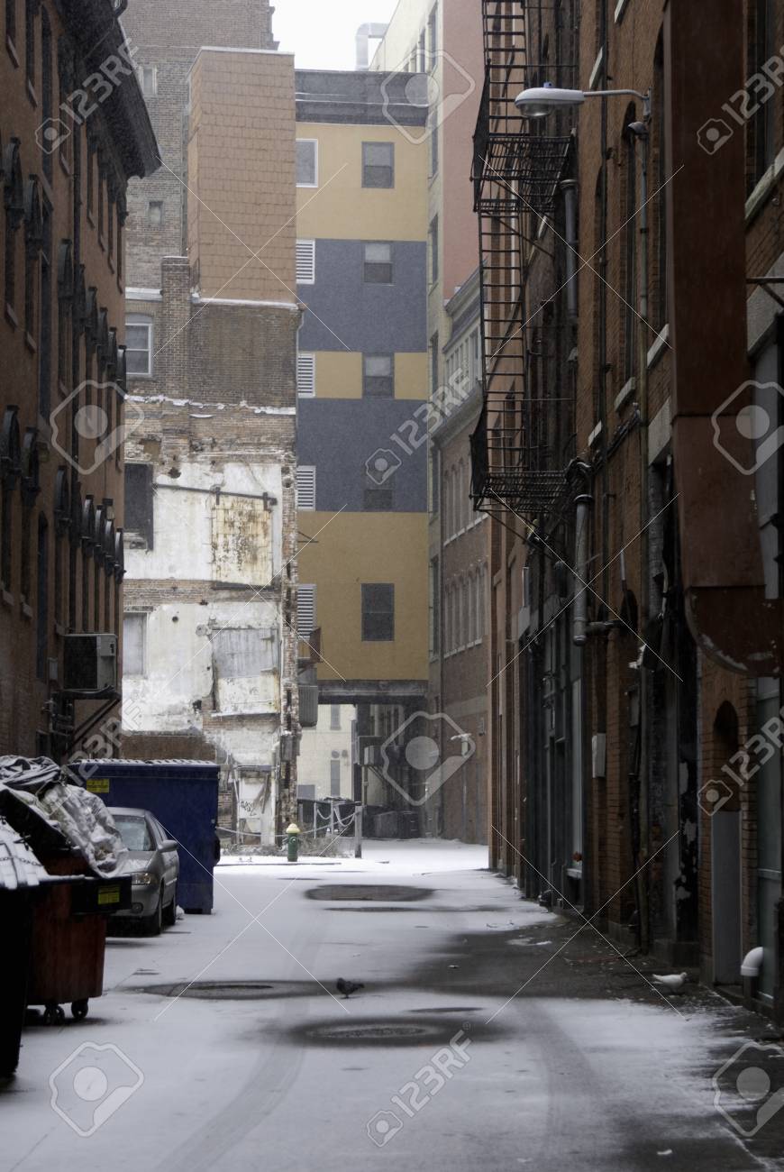 雪は都市の路地裏にマウントを開始します の写真素材 画像素材 Image