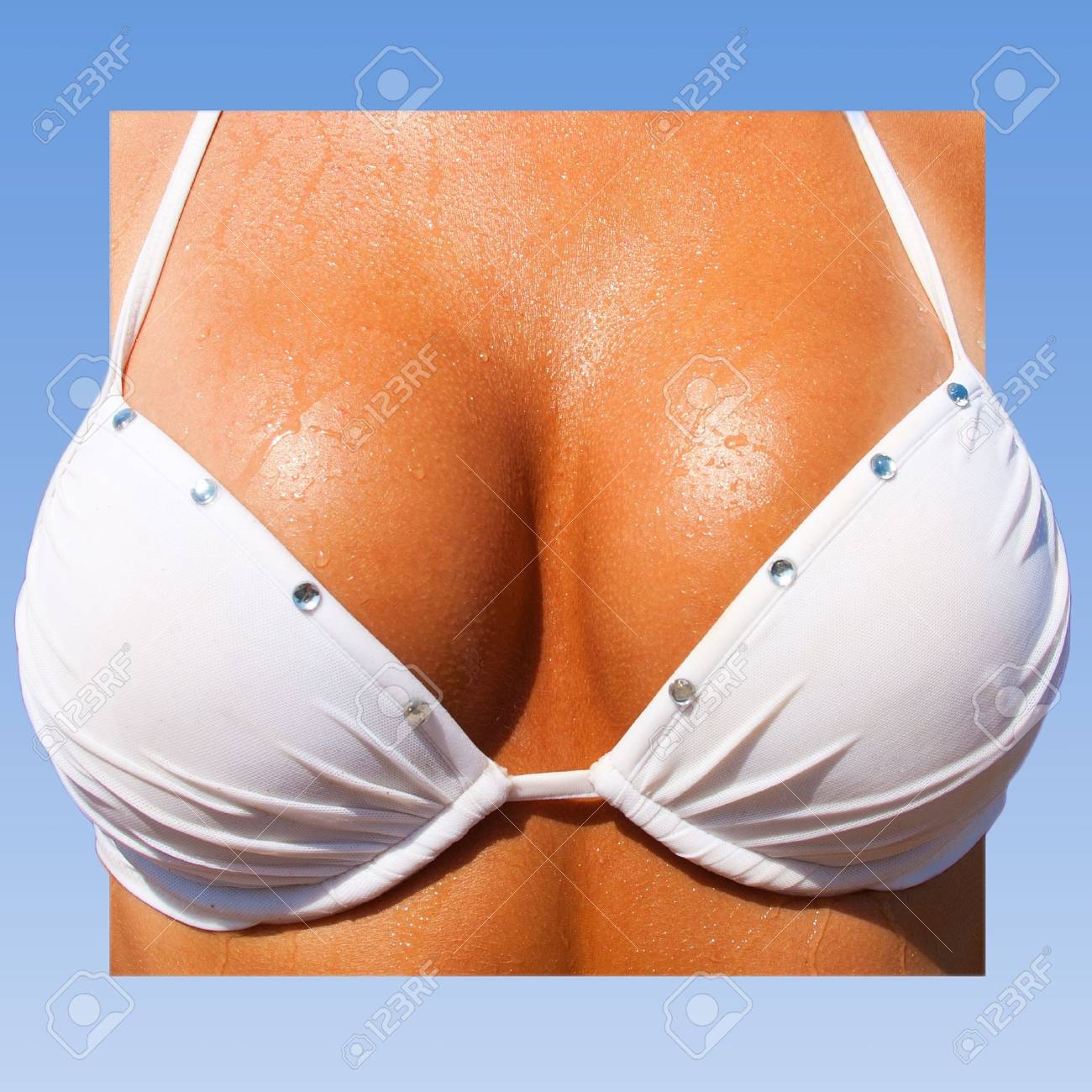 美しい白水着の大きい女性の胸 の写真素材 画像素材 Image