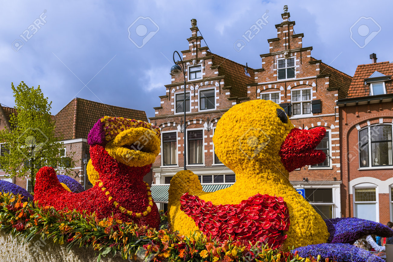 Statue made of tulips on flowers parade in Haarlem Netherlands - holiday background - 81110859 Statue made of tulips on flowers parade in Haarlem Netherlands - holiday background - 81110859