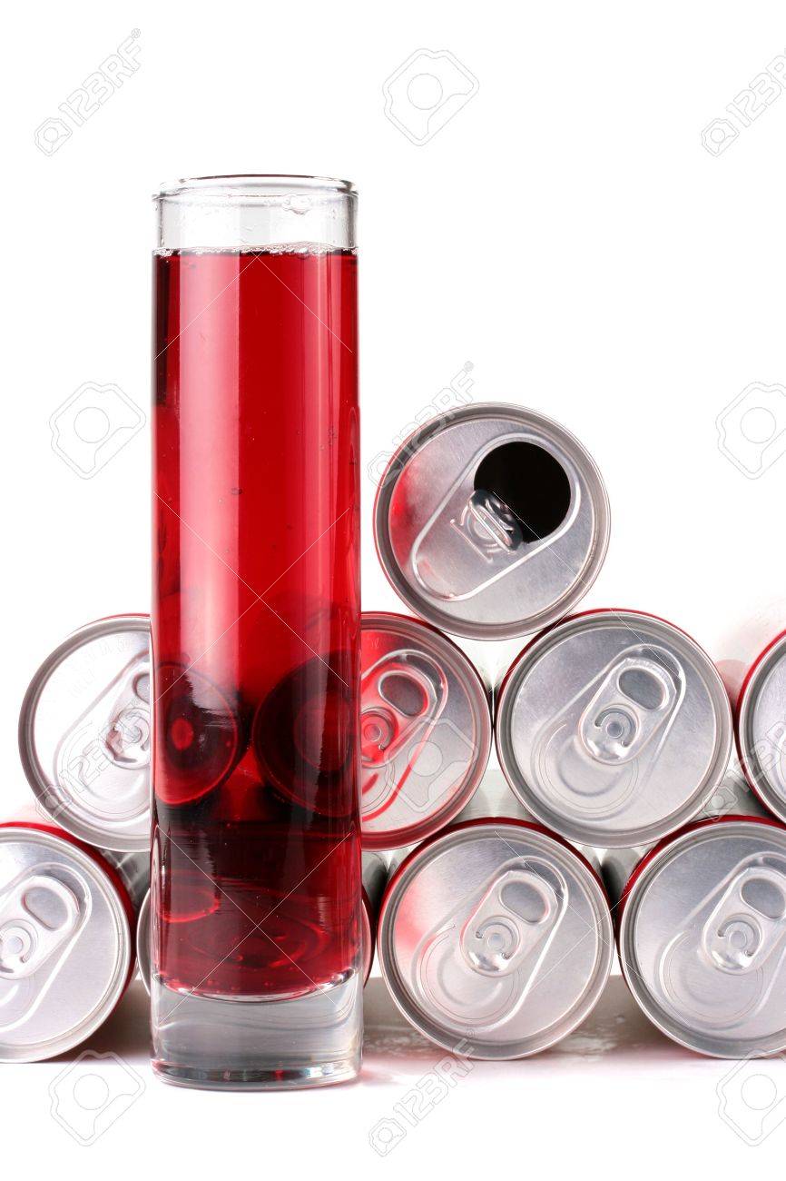 高い狭いガラスで錫は赤い色と容器からのドリンクを飲みながらこの飲み物に格納されます の写真素材 画像素材 Image
