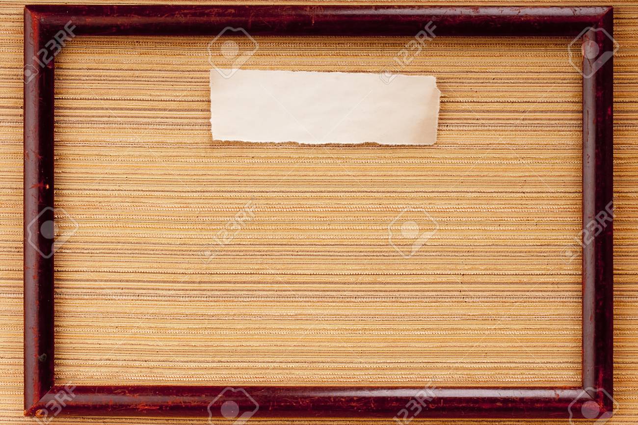 粗い素材木製フレームによって組み立てられる生地からの背景の暗い色木からできています の写真素材 画像素材 Image